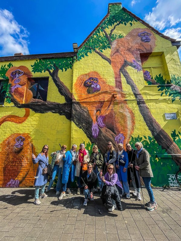 City Golf tour groep poseren voor een graffitimuur