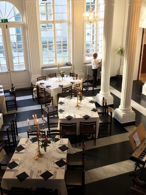 Madonna eventlocatie en restaurant feestzaal gent Poel zuilenzaal