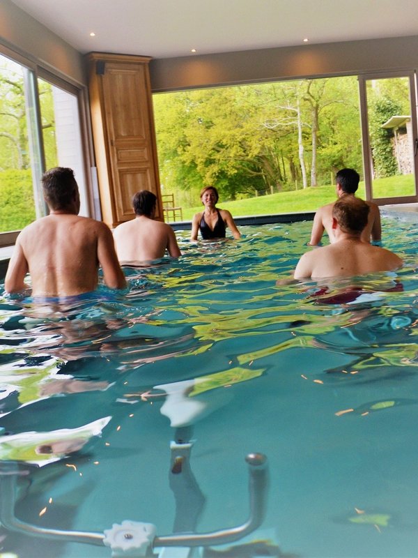 Aquakin ezottegem meeting en eventlocatie uitvalsbasis voor wandelingen vlaamse ardennen vergadering in het groen zwembad teambuilding