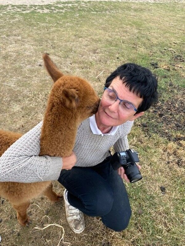 Sylvie met een van haar alpaca's