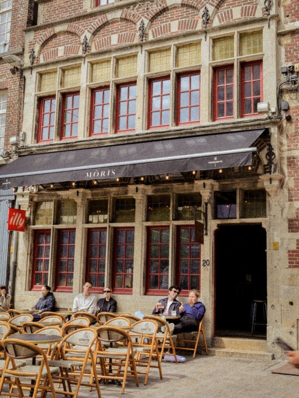 Het zonnige terras van de Mòris