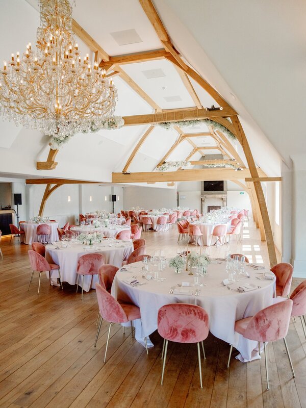 Gedekte tafels in de feestzaal