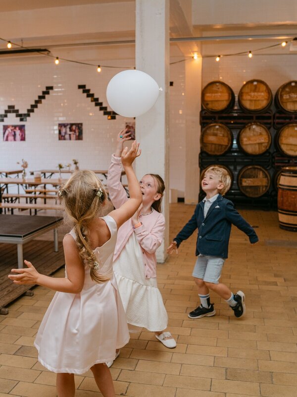 Kinderen op trouwfeest