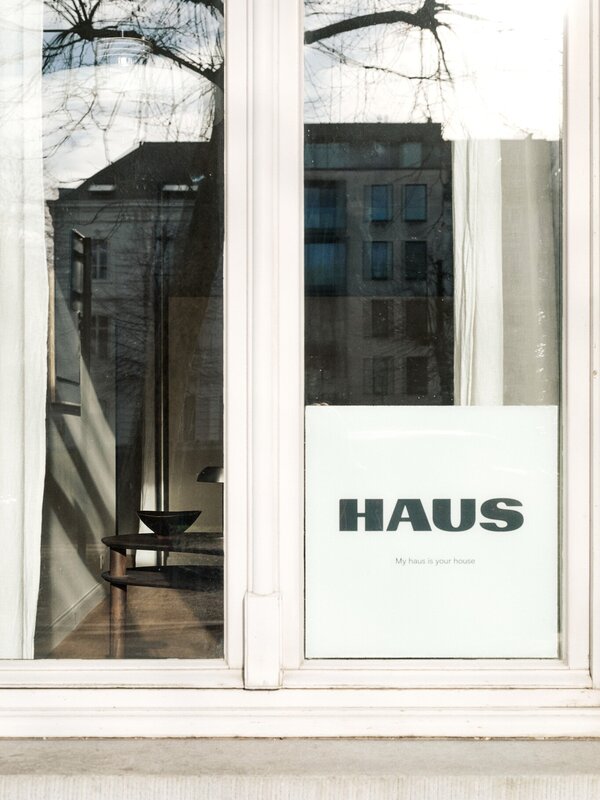 Venster met logo van HAUS