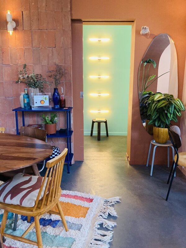 Zonnige kleurtjes en meubels in het interieur