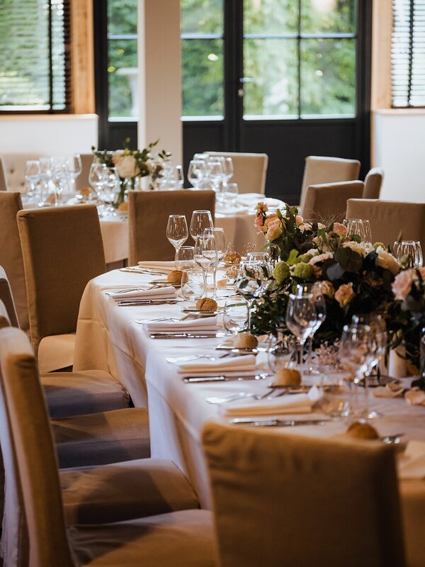 Gedekte tafel voor trouwfeest bij Het Geuzenhof